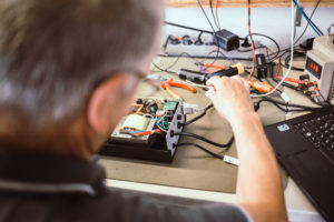 AdPos Techniker analysiert eine USV