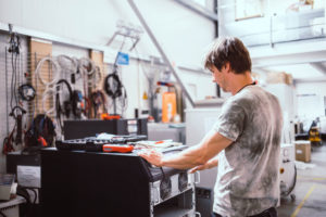 AdPos Techniker beim Warten einer Anlage