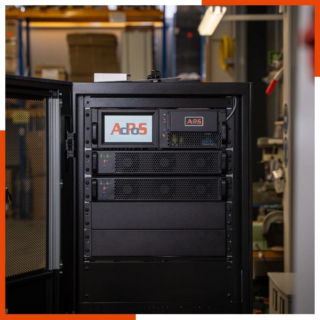 USV Anlage von AdPoS im Rack – Einsatzbeispiel USV Anlage von AdPoS im Rack verbaut mit Display und Frontpanel in Industriekulisse