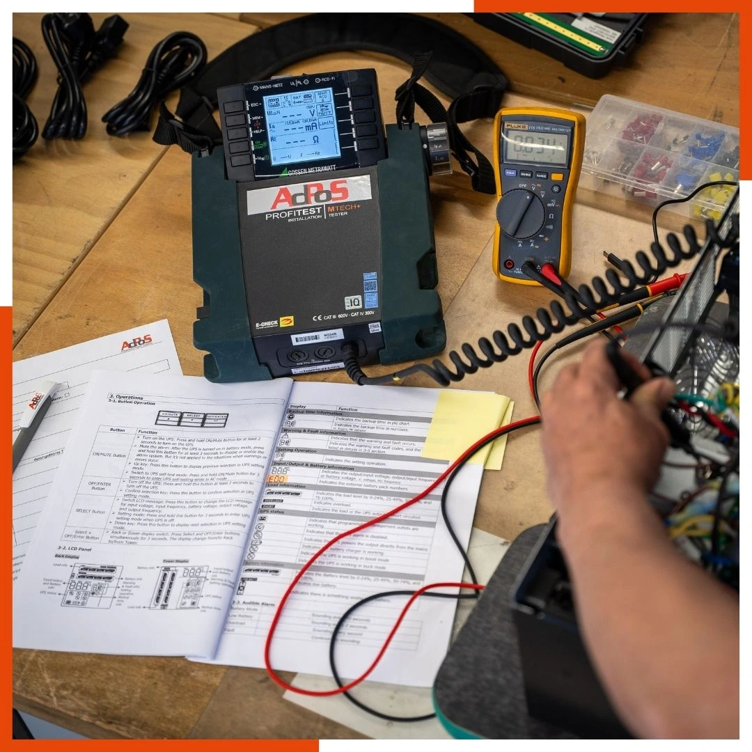 Funktionsprüfung einer USV Anlage mit AdPoS Messgerät AdPoS Gerät bei der Prüfung der USV Funktion – Spannungsmessung und Protokollauswertung