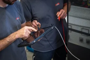 Diagnose einer USV-Anlage mit Tablet durch AdPoS Techniker
