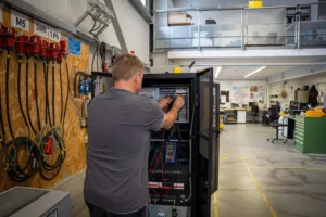 AdPoS Wartung einer USV Industrieanlage vor Ort