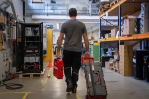 AdPoS Techniker beim Wartungseinsatz an einer USV Industrieanlage – schnelle und professionelle Betreuung vor Ort.