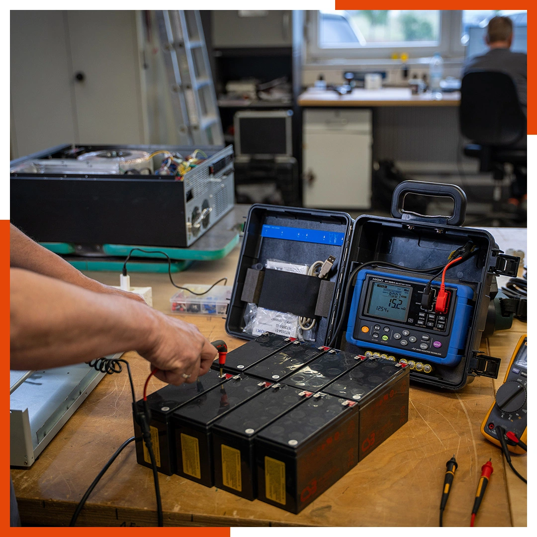 usv-batterie-und-zubehoer-analyse-werkstatt USV Batterie & Zubehör in der technischen Analyse bei AdPoS