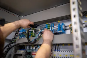 AdPoS Techniker beim Serviceeinsatz an der Schaltanlage einer USV Industrieanlage – zuverlässige Wartung vor Ort.