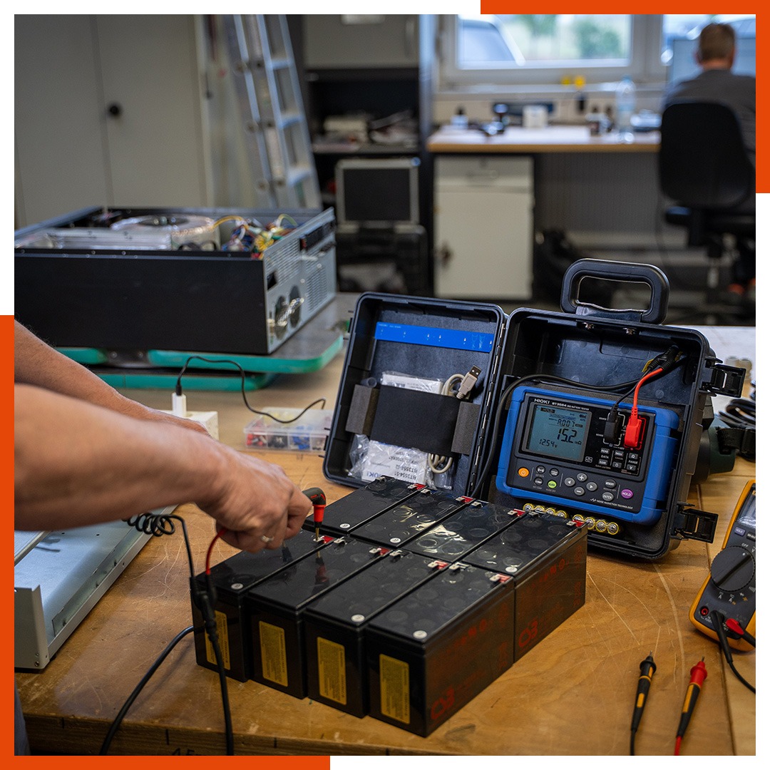 usv-batterie-analyse-werkstatt USV Batterien in der technischen Analyse bei AdPoS