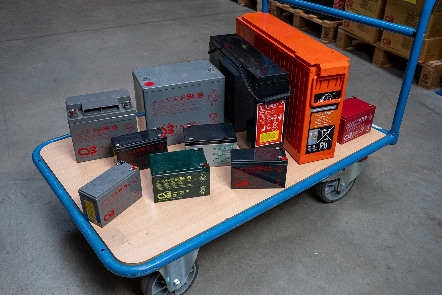 AdPoS USV-Batterien im Lager vor dem Einbau