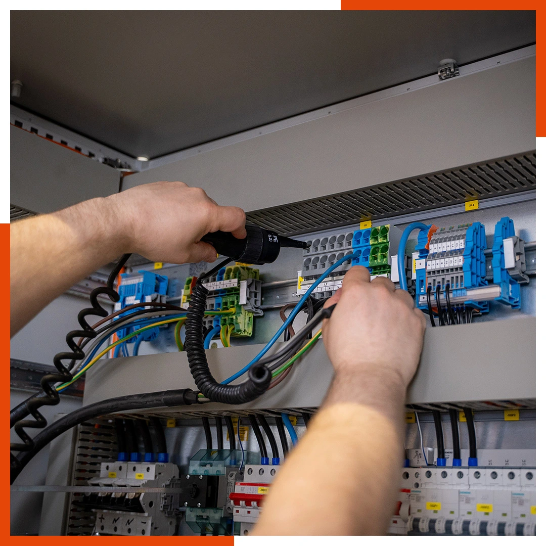 Fachgerechte Installation einer USV-Anlage durch AdPoS-Mitarbeiter