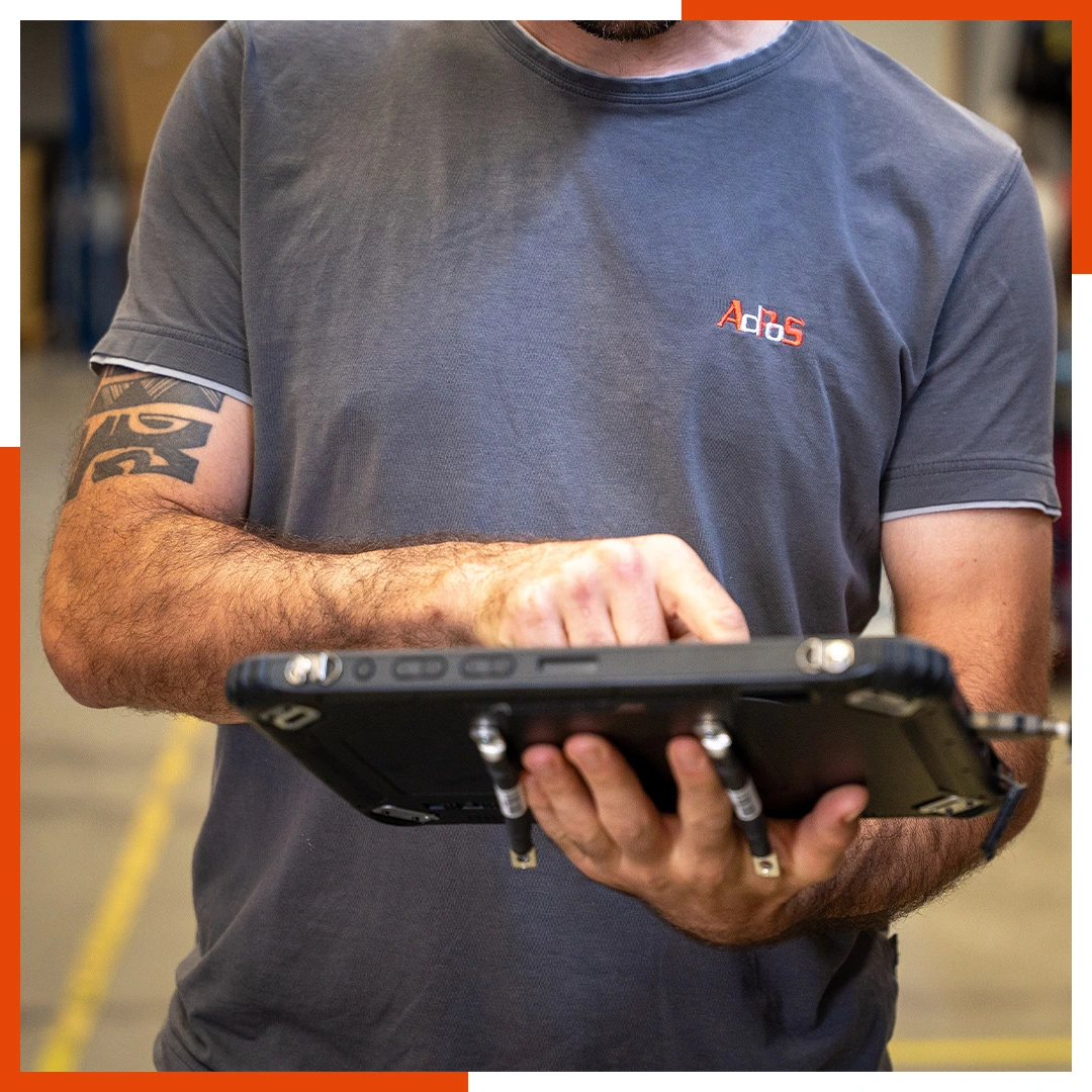 AdPoS-Techniker plant eine USV-Anlage direkt vor Ort beim Kunden