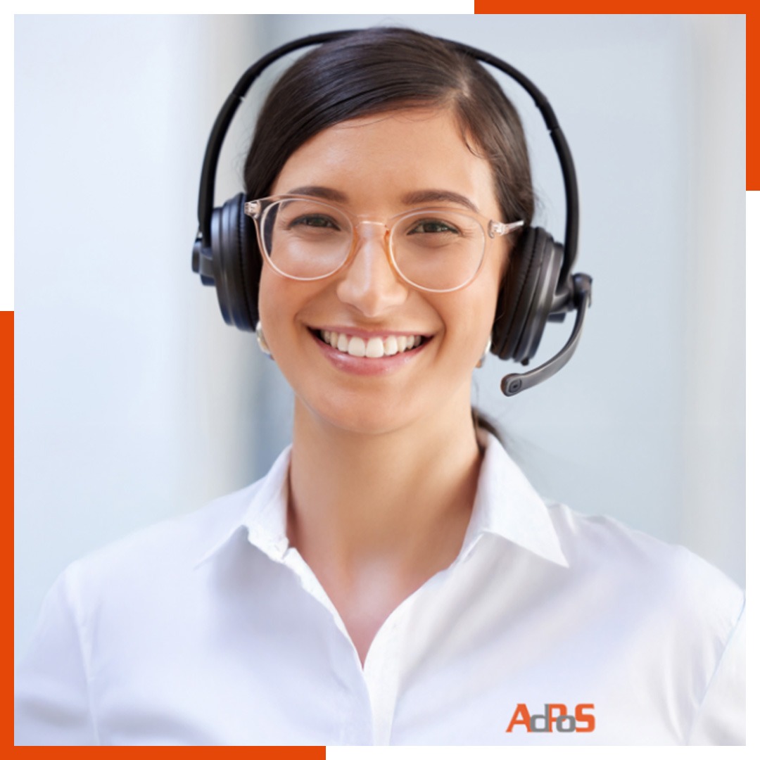 AdPoS-Beraterin für USV-Lösungen im Rechenzentrum am Telefon.